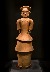 Haniwa_-_Woman_in_full_dress.jpg